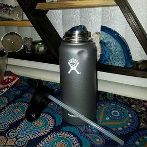 32 oz hydroflask with Vacuum seal and staw lid